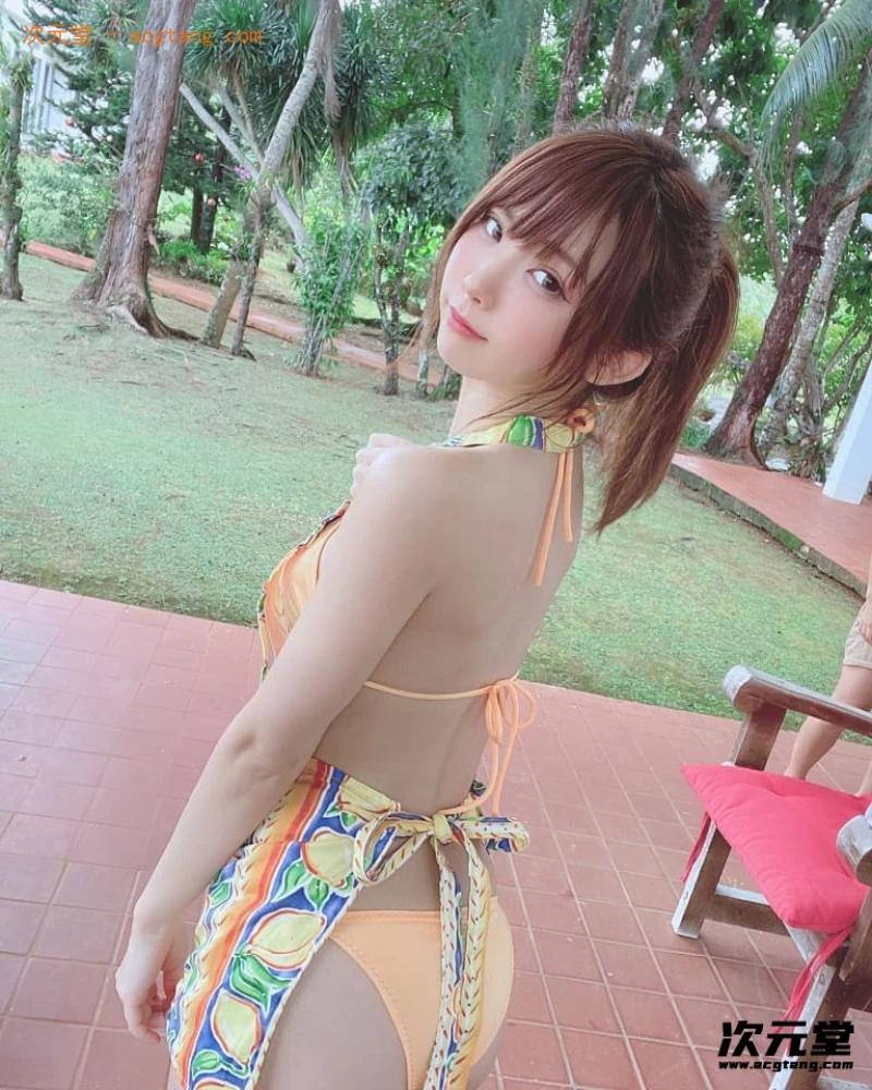 日本知名coser@Enako甜美樱花妹,斜背包勒出完美胸型!
